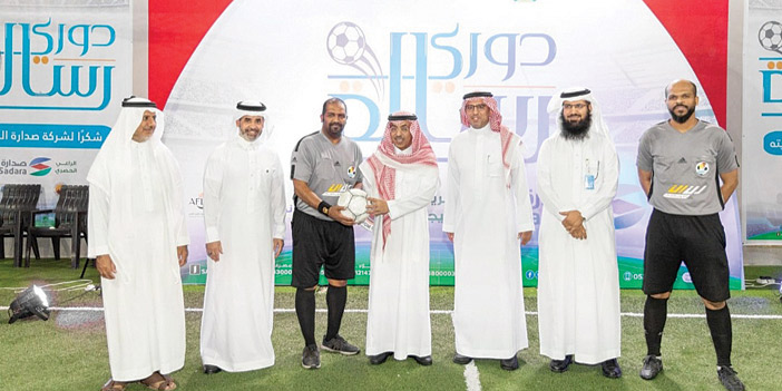  محافظ الجبيل أثناء تسليم الكرة للحكم