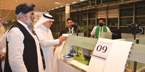  السفير المالكي يدشِّن أولى الرحلات للمستفيدين من مبادرة طريق مكة