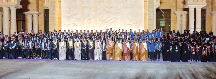  لقطتان لسموه مع الخريجين والخريجات