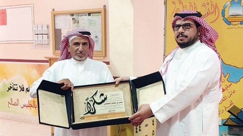  مدير مكتب التعليم يكرم القحطاني
