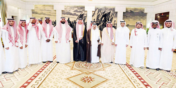  أعضاء نادي الرياض في صورة تذكارية مع سمو أمير منطقة الرياض