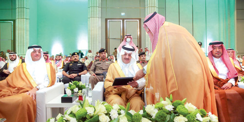  أمير المنطقة الشرقية خلال رعايته الملتقى