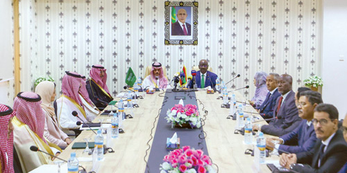  وزير الخارجية خلال لقائه نظيره الموريتاني