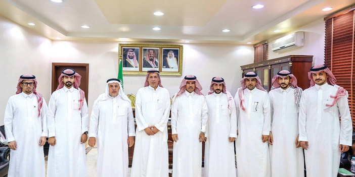  صورة جماعية مع المحافظ