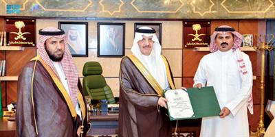 أمير المنطقة الشرقية يكرِّم البارقي لإنقاذه أسرة من الغرق 