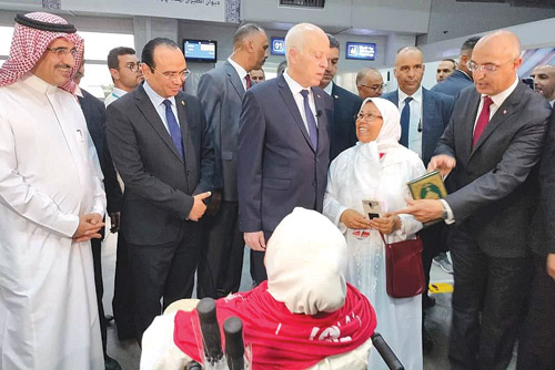  الرئيس التونسي مودعاً أول فوج من حجاج بلاده