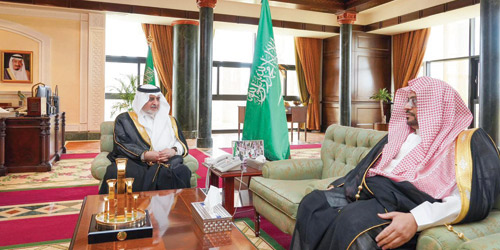  أمير منطقة تبوك خلال استقباله الشيخ المدخلي