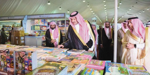  سمو أمير المدينة متجولاً بمعرض كتاب المدينة المنورة بعد افتتاحه