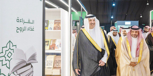  سمو أمير منطقة المدينة أثناء تجوله بالمعرض بعد افتتاحه