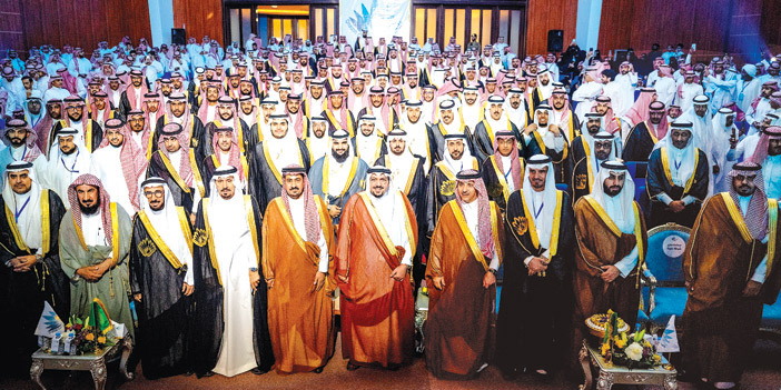  لقطة جماعية للخريجين ومؤسسي وقيادات الكليات مع سموه