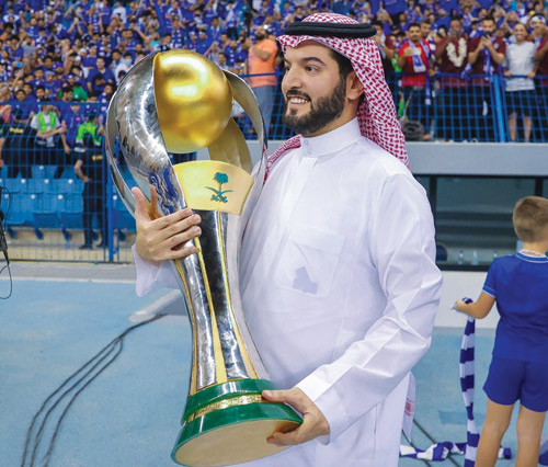  فهد بن نافل يحمل كأس البطولة
