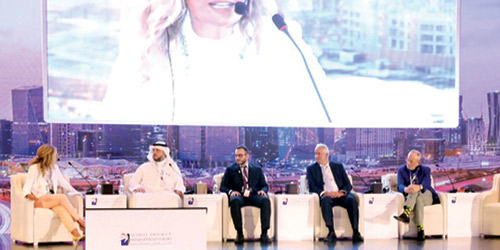  المشاركون في المنتدى