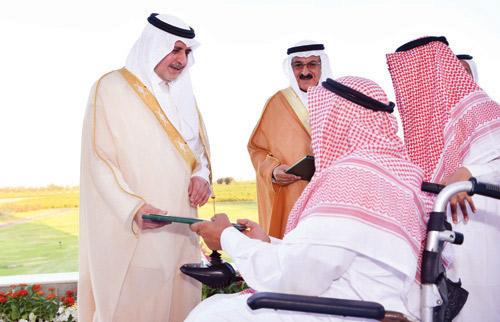 الأمير فهد بن سلطان يكرّم 30 مزارعاً فازوا بجائزة سموه الزراعية 