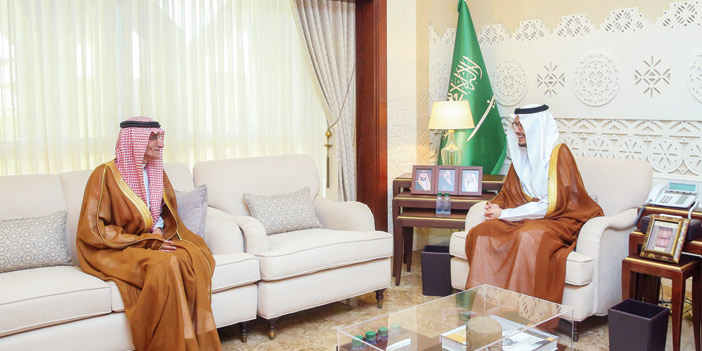  نائب أمير المنطقة الشرقية خلال استقباله العبدان