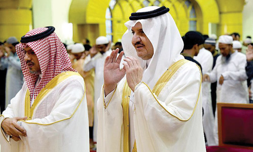  أمير المنطقة الشرقية يؤدي صلاة العيد