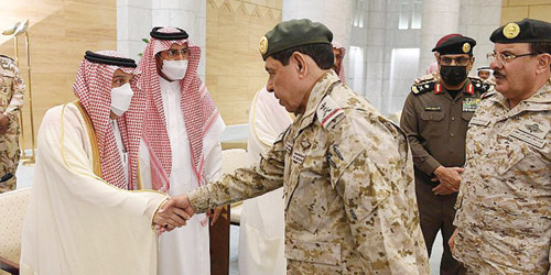  أمير منطقة الرياض خلال استقباله المهنئين