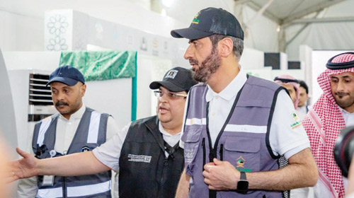 «وزير الحج» يقف على معرض «حكاية الماء والسقيا» في المشاعر 