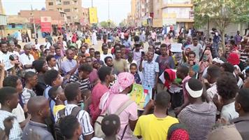 المحتجون في السودان يفضون اعتصامين في الخرطوم 