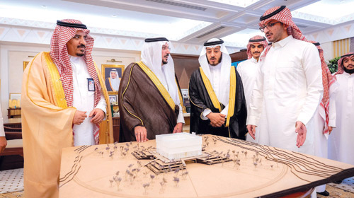  أمير منطقة القصيم خلال تسلمه ملخص التصاميم