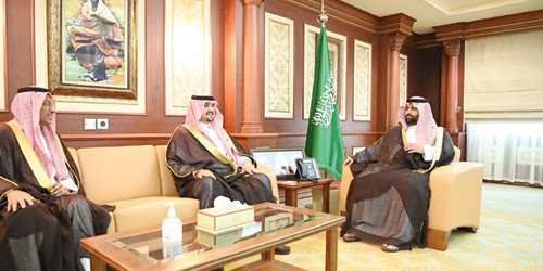 أمير منطقة جازان بالنيابة يطلع على مشاريع الأمانة وفرع النقل بالمنطقة 