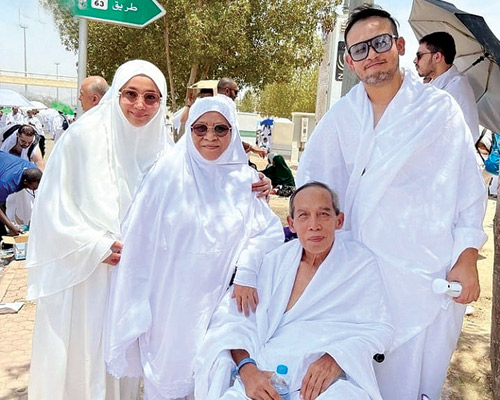 الممثلة الماليزية «يانا» تحقق حلم والديها برؤية الكعبة 