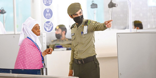 جوازات مطار الأمير محمد بن عبدالعزيز الدولي تواصل إنهاء إجراءات مغادرة ضيوف الرحمن 