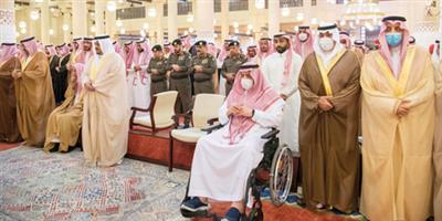 أمير منطقة الرياض بالنيابة يؤدي الصلاة على الأمير عبدالرحمن بن ناصر 