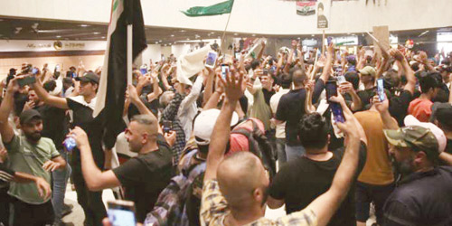 متظاهرون عراقيون يعتصمون داخل البرلمان.. والكاظمي يوجِّه بحماية المتظاهرين