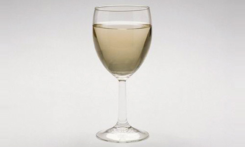 كشف حقيقة الفرق بين شرب الماء الدافئ والبارد بعد الاستيقاظ 