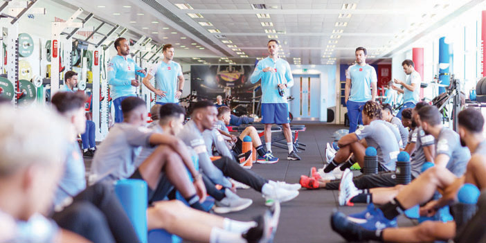  اللاعبون بعد المران في صالة الحديد