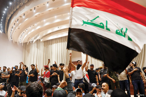 أنصار التيار الصدري اثناء سيطرتهم على البرلمان العراقي