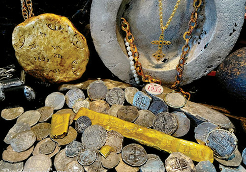 انتشال كنز من الذهب والمجوهرات من حطام سفينة عمرها 366 عاماً 