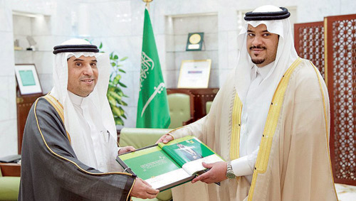 الأمير محمد بن عبدالرحمن تسلم نسخة من تقرير «التنمية الزراعية» بمنطقة الرياض 