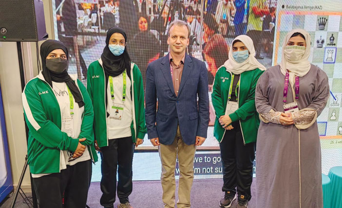 رئيس الاتحاد الدولي للشطرنج أركادي دفوركوفيتش يلتقي منتخب السعودية للسيدات