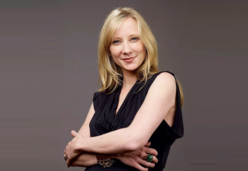 وفاة الممثلة آن هيشي سريرياً 