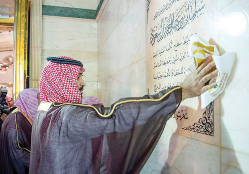 سمو ولي العهد خلال تشرفه بغسل الكعبة المشرفة