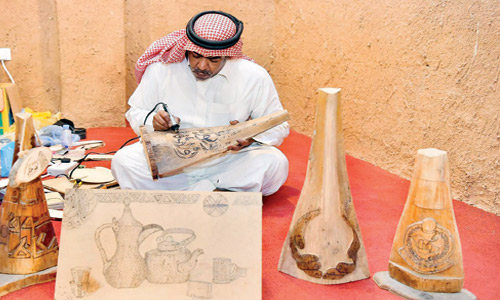 «النحت على كرب النخيل» لوحة فنية في بيت حائل 