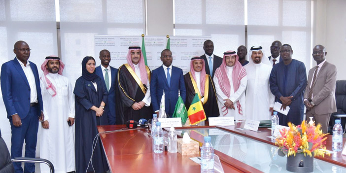 جانب من توقيع العقد