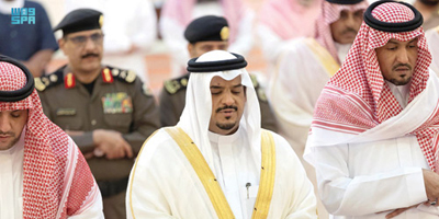 أمير منطقة الرياض بالنيابة يؤدي صلاة الميت على الأميرة عبير بنت عبدالله 