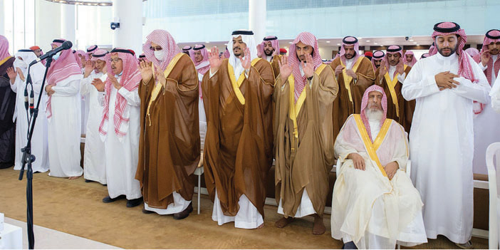 أمير منطقة الرياض بالنيابة يؤدي الصلاة على الجوهرة آل الشيخ 