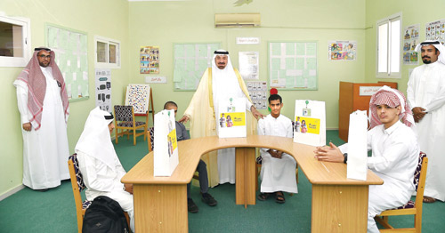  أمير منطقة نجران خلال مشاركته أبنائه الطلاب