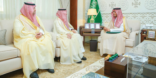  نائب أمير المنطقة الشرقية خلال استقباله د. آل حسين
