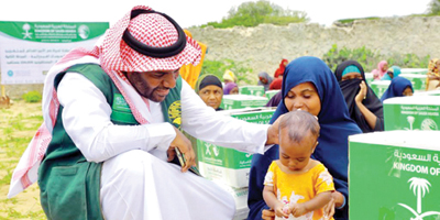 مركز الملك سلمان للإغاثة يوزع السلال الغذائية للنازحين في مديرية كحدا بمقديشو 