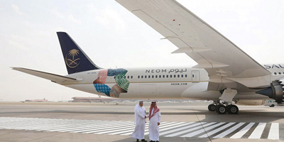 الخطوط السعودية تدشن شعار «نيوم» على طائراتها ليطوف العالم 