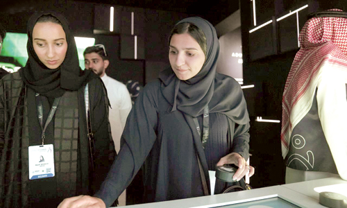 طلاب الدراسات العليا من 6 دول ينهلون المعرفة من قمة الذكاء الاصطناعي 