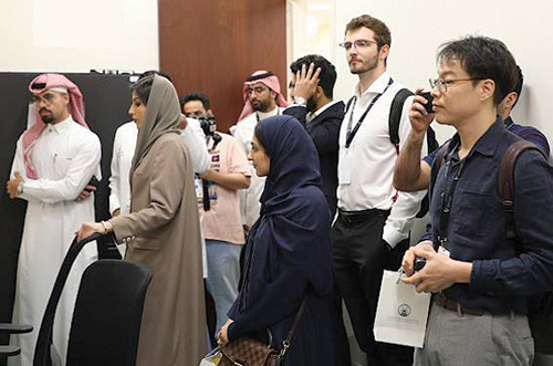  الطلاب خلال زيارتهم المصمك