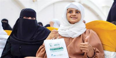 توزيع سماعات أذن ديجيتال للطلاب ضعاف السمع بعدن 