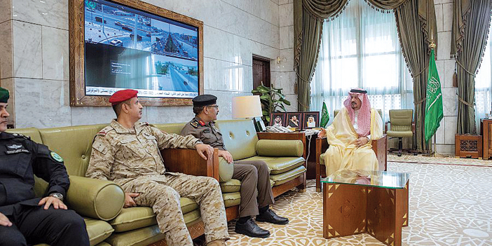الأمير فيصل بن بندر مستقبلا رئيس وأعضاء اللجنة الأمنية الدائمة بمنطقة الرياض