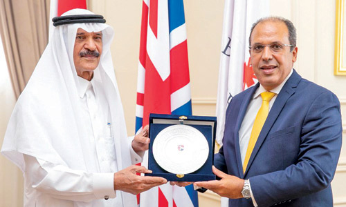 مدير الجامعة يقدِّم درع الجامعة لرئيس التحرير