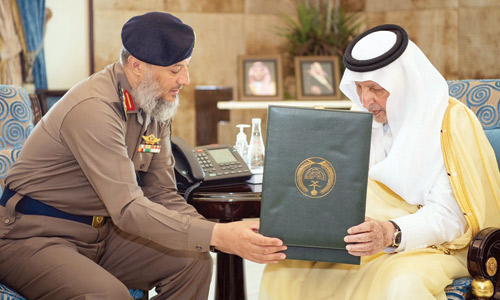 الأمير خالد الفيصل يتسلَّم تقرير خطة طوارئ الحج من العميد المغربي